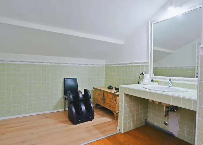 Avanguardia Art Club Homestay *